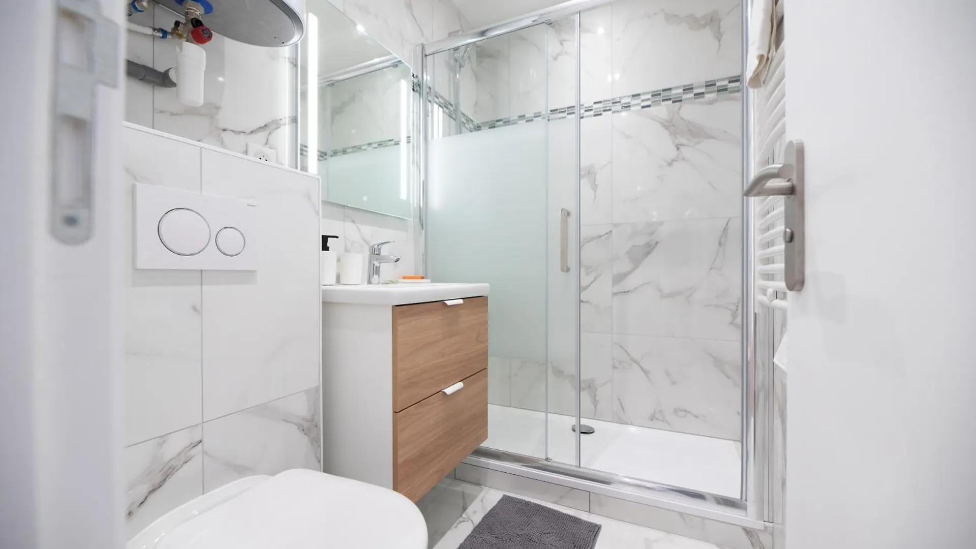 Stunning Flat In דירה